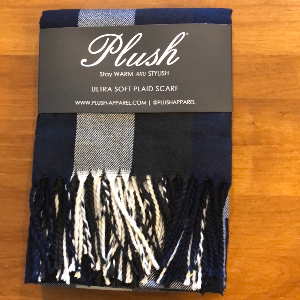 PLUSH APPAREL SCARF NWT in Navy and Cream